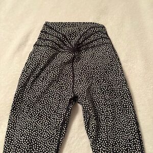 Glute Seam Black and White Women's Leggings